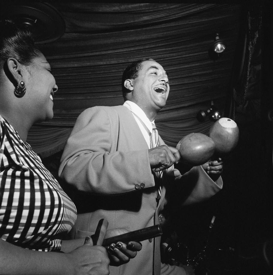 Graciela aux claves et son frère Machito aux maracas ; Machito a déclaré que la salsa ressemblait beaucoup à ce qu'il jouait depuis les années 1940.